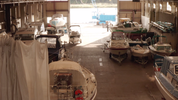 Unsere beiden Kalthallen vom BootsCenter Wolgast sind videoüberwacht sowie alarmgesichert und daher ein optimaler Winterlagerplatz für dein Boot.  Weiter verfügen wir über Freilagerplätze auf der Außenfläche unseres bewachten Betriebsgeländes direkt am Peenestrom in Wolgast.